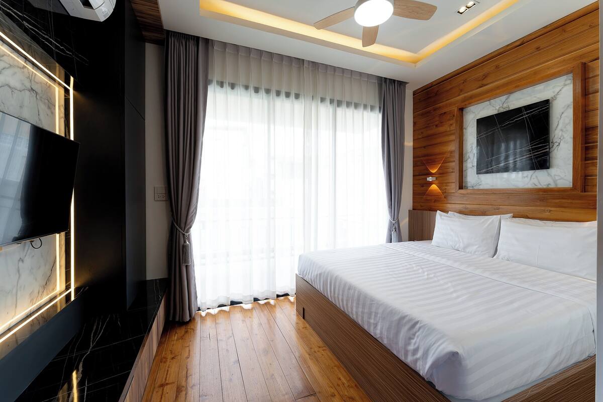 Superior Room, 1 King Bed, Balcony