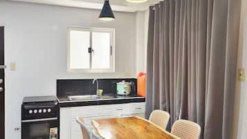Villa | Privékeuken | Een koelkast, een magnetron, een waterkoker