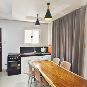 Villa | Privékeuken | Een koelkast, een magnetron, een waterkoker