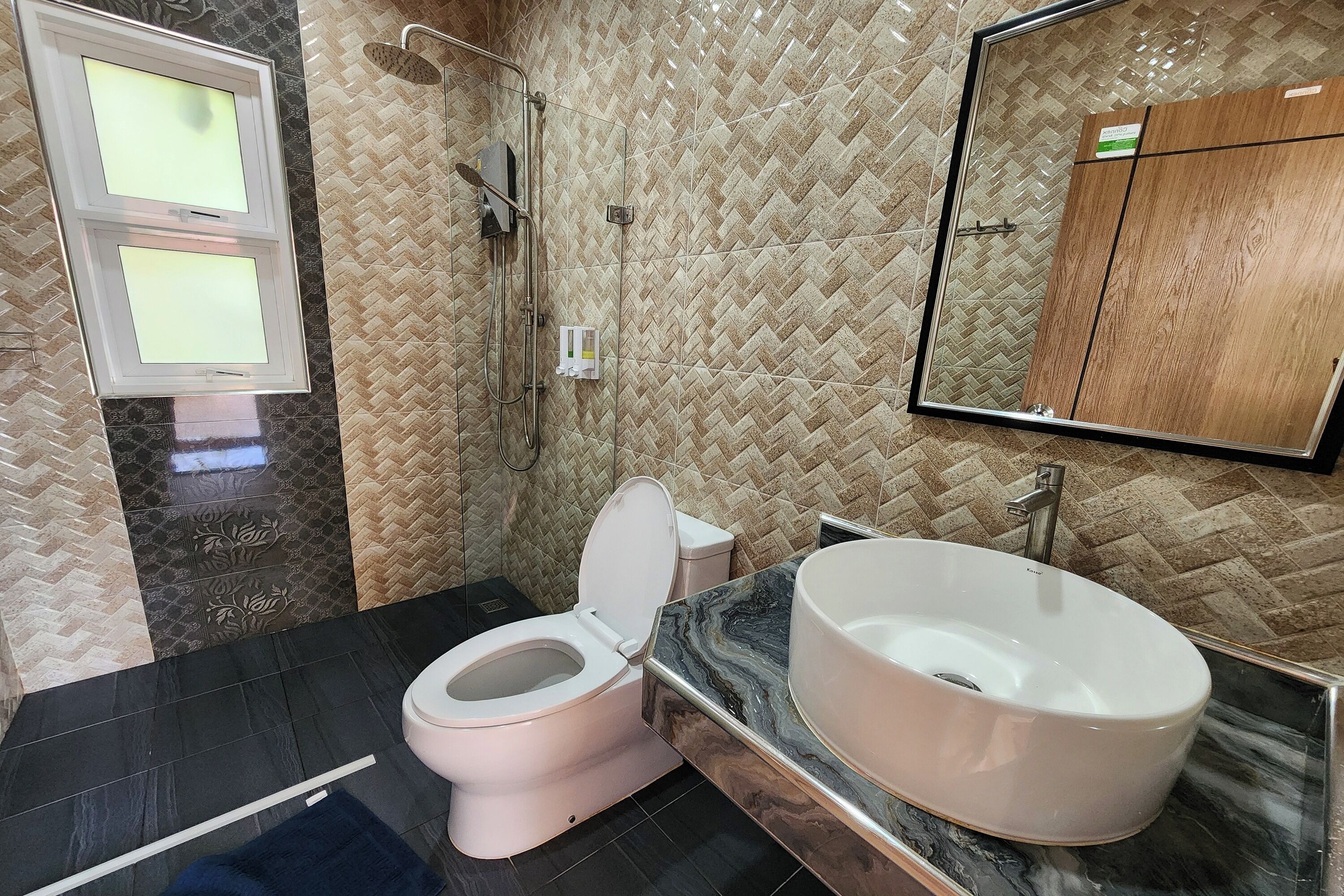 Habitación doble estándar | Baño | Regadera, regadera tipo lluvia, amenidades de baño gratuitas, toallas 