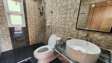Habitación doble estándar | Baño | Regadera, regadera tipo lluvia, amenidades de baño gratuitas, toallas