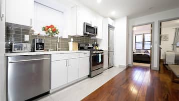 Een koelkast, een microgolfoven, een oven, een kookplaat