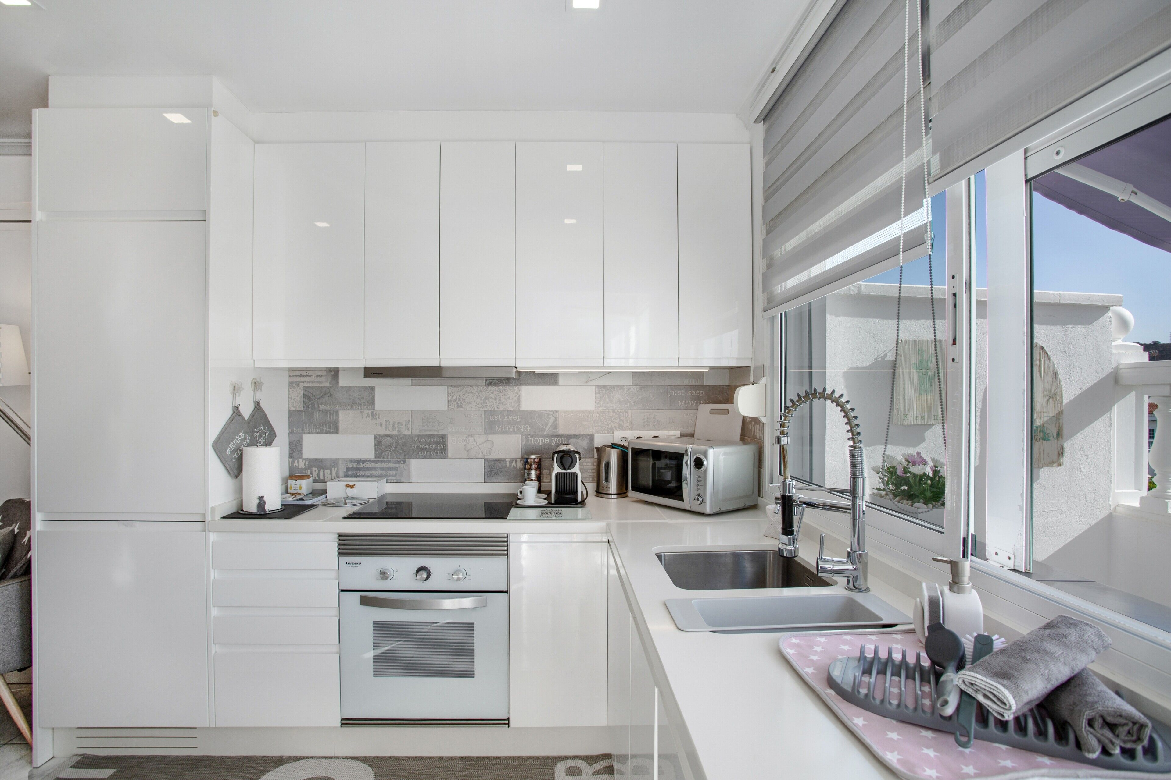 Kylskåp, mikrovågsugn, ugn och spishäll