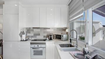 KylskÄp, mikrovÄgsugn, ugn och spishÀll