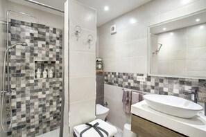 Shower, hair dryer, towels