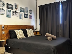 Escritorio, tabla de planchar con plancha, wifi gratis y ropa de cama