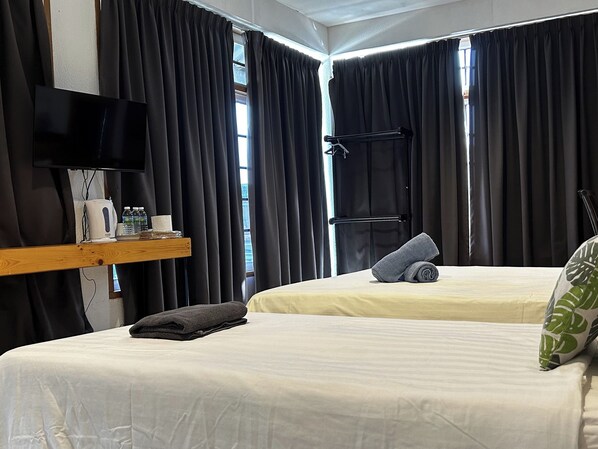 Bureau, fer et planche à repasser, Wi-Fi gratuit, draps fournis