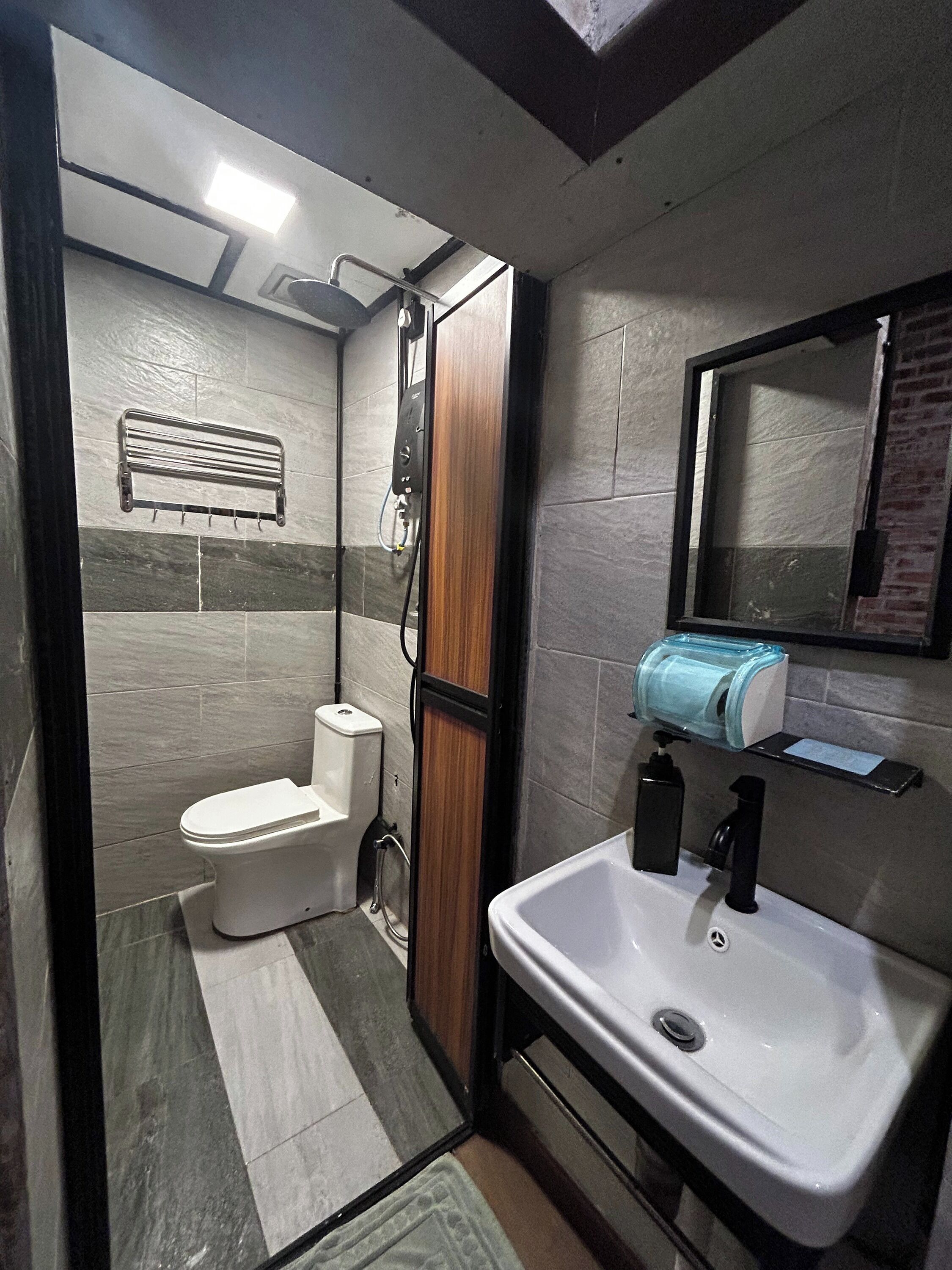 Superior Room | Bathroom | Shower, rainfall showerhead, free toiletries, hair dryer