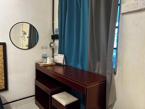 Quarto duplo standard | Escrivaninha, ferros/tábuas de passar roupa, Wi-Fi de cortesia