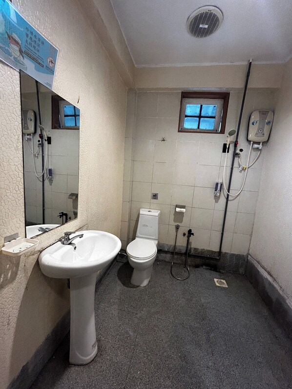 Superior Triple Room | Bathroom | Shower, rainfall showerhead, free toiletries, hair dryer
