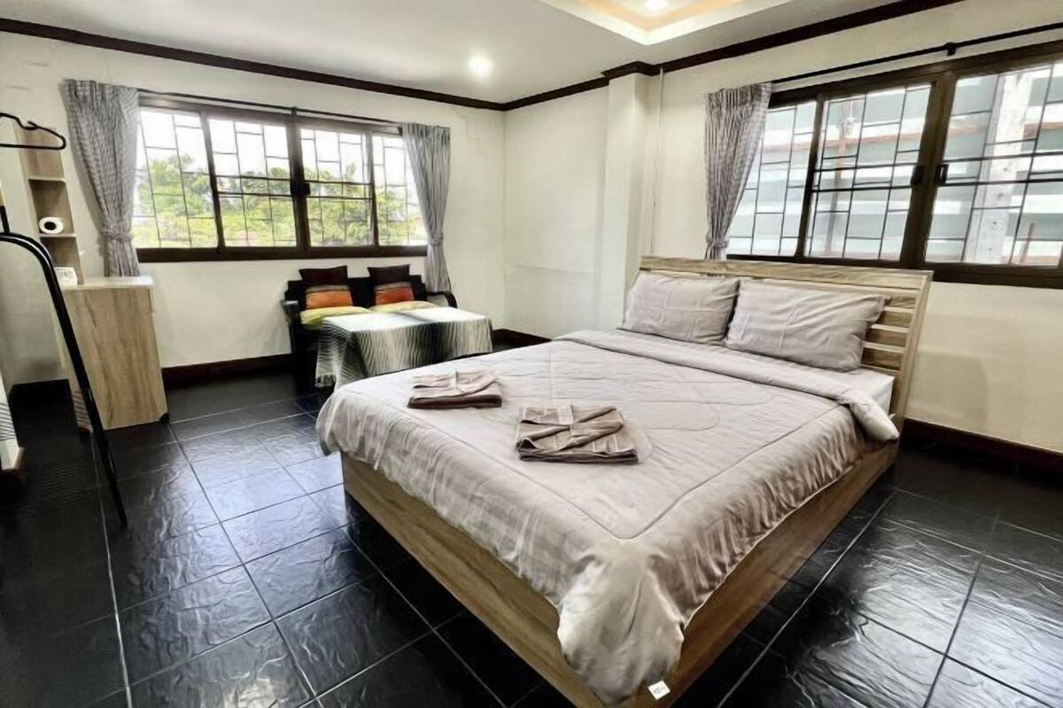 1 bedroom, rollaway beds, bed sheets