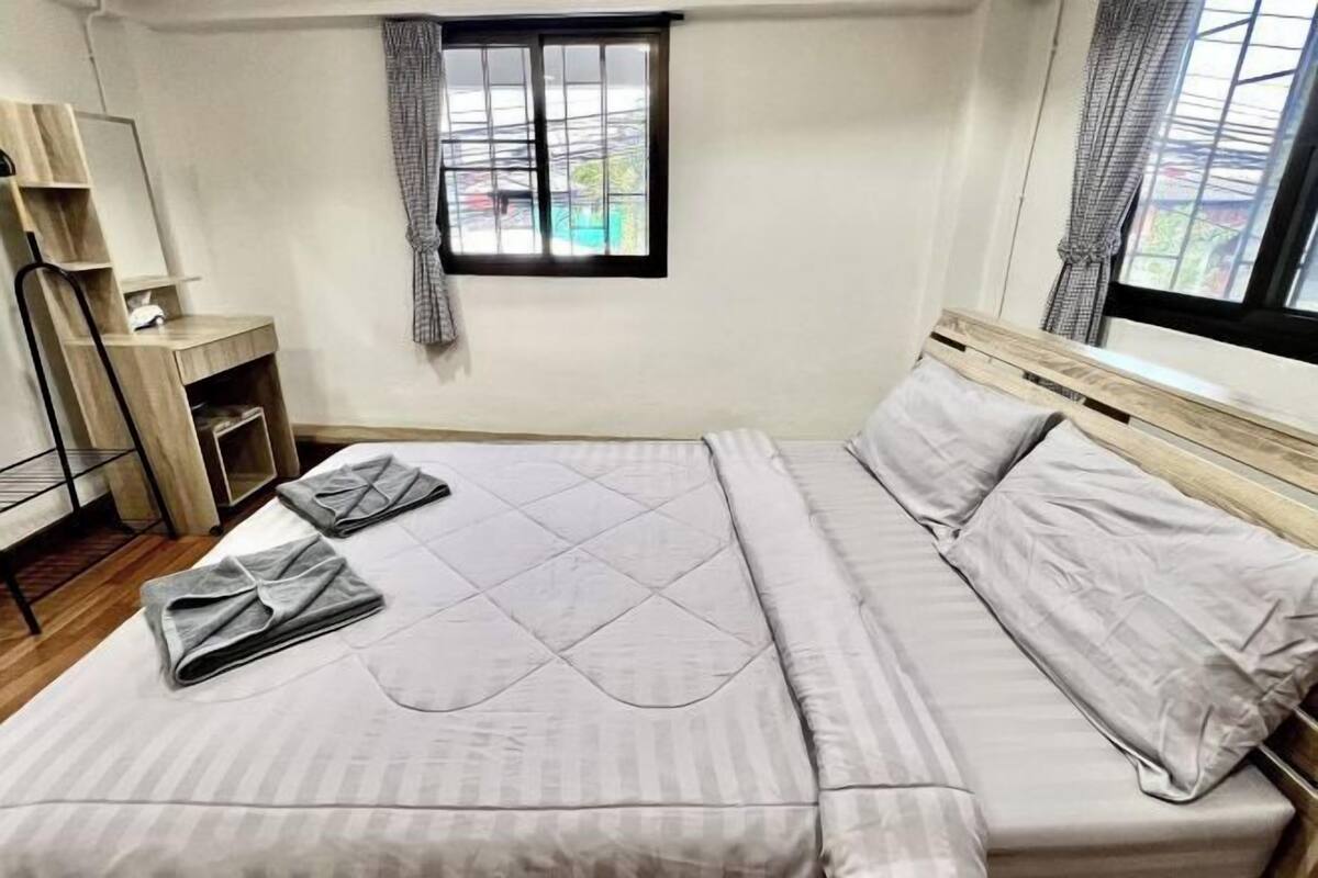 1 bedroom, rollaway beds, bed sheets