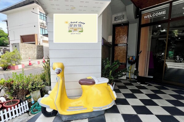 Front of property - Good Sleep Guest House (Chiang Mai)