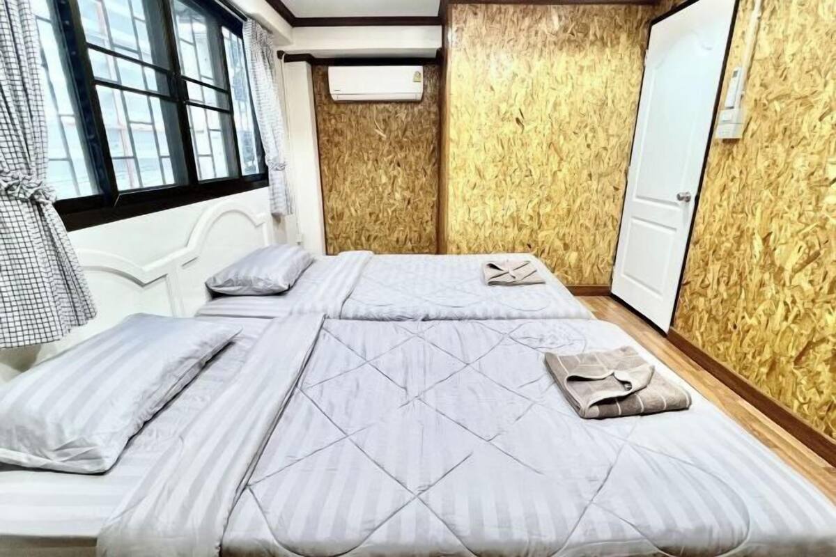 1 bedroom, rollaway beds, bed sheets