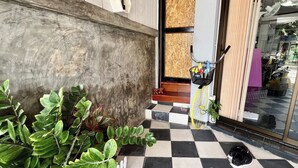 Un suelo a cuadros, una planta en maceta y un aparcamiento para bicicletas.