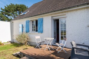 Outdoor dining - Holiday Home 'Les Sternes - Near the Sea' with Terrace, Garden and Wi-Fi (Pénestin)