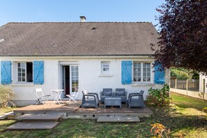 Outdoor dining - Holiday Home 'Les Sternes - Near the Sea' with Terrace, Garden and Wi-Fi (Pénestin)
