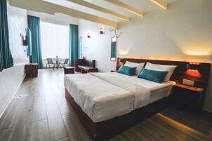 Premium Double Room, Sea View | Bar mini, meja, seterika/papan seterika, Wi-fi percuma 