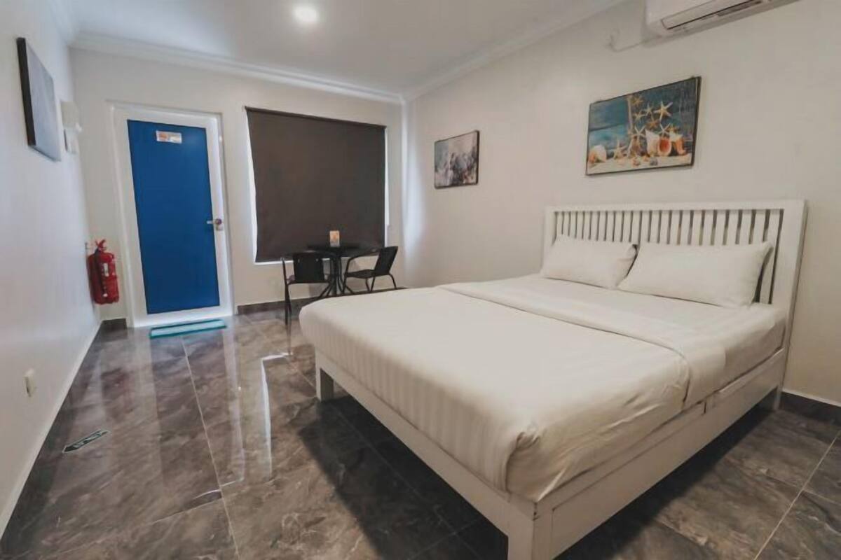 Minibar, escritorio, tabla de planchar con plancha y wifi gratis