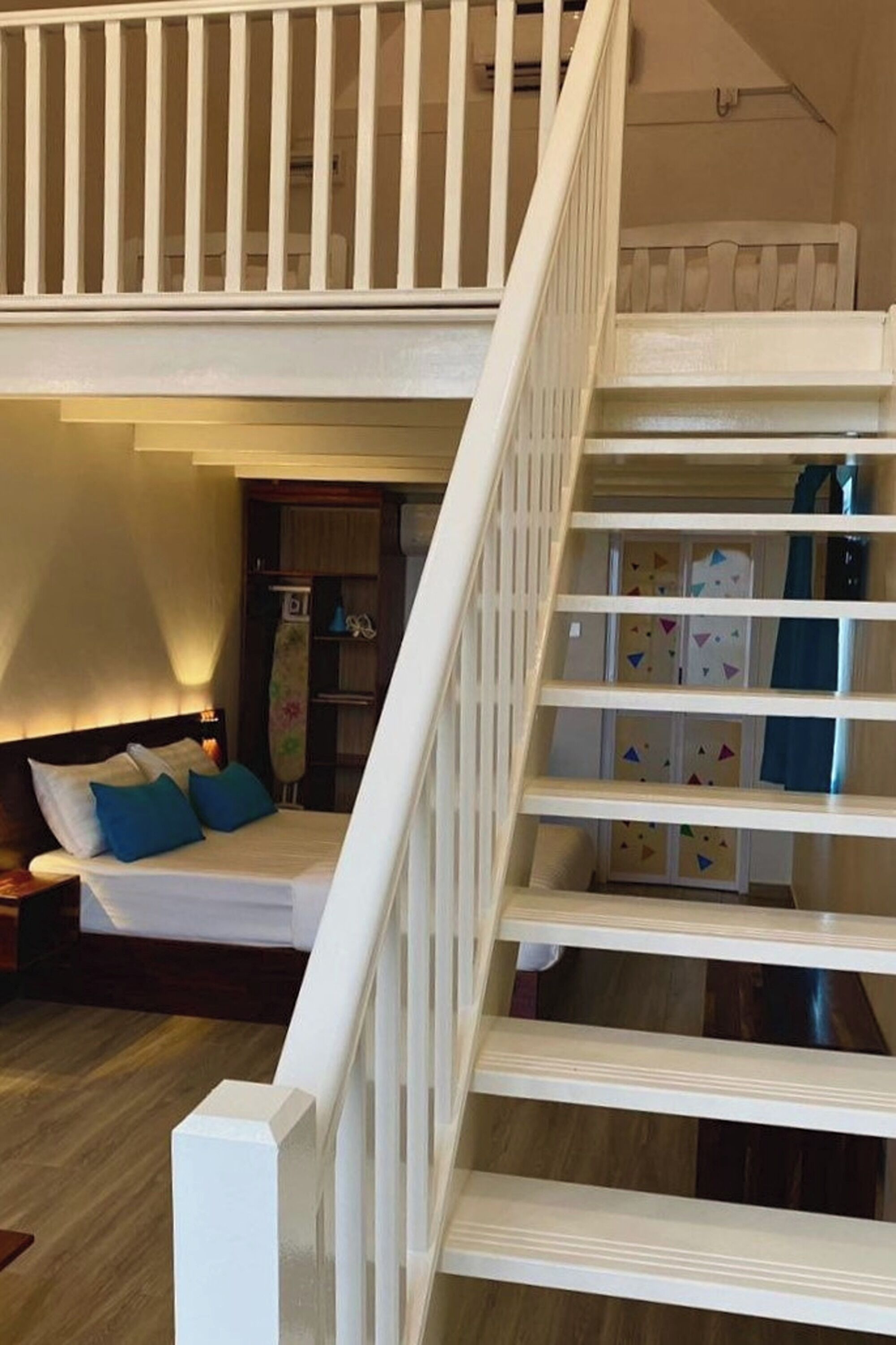 Phòng Suite Premium, quang cảnh biển | Minibar, bàn, bàn ủi/dụng cụ ủi quần áo 