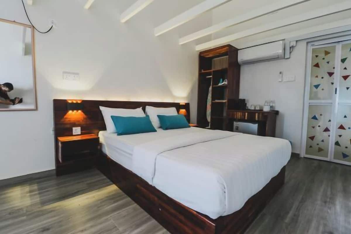 Minibar, escritorio, tabla de planchar con plancha y wifi gratis