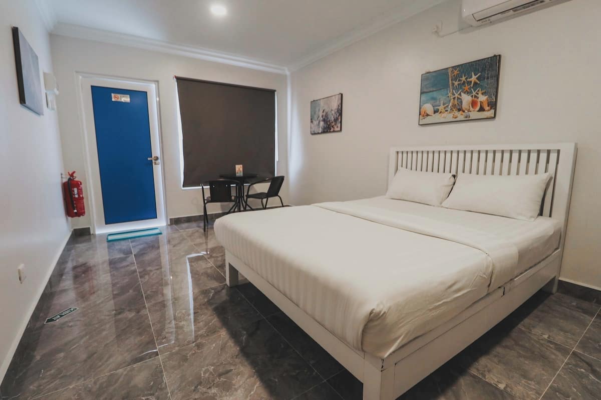 Deluxe Double Room, Sea View | 1 bedroom, minibar, desk, iron/ironing board