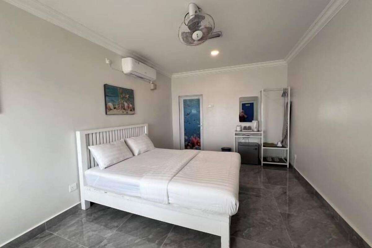 1 bedroom, minibar, desk, iron/ironing board