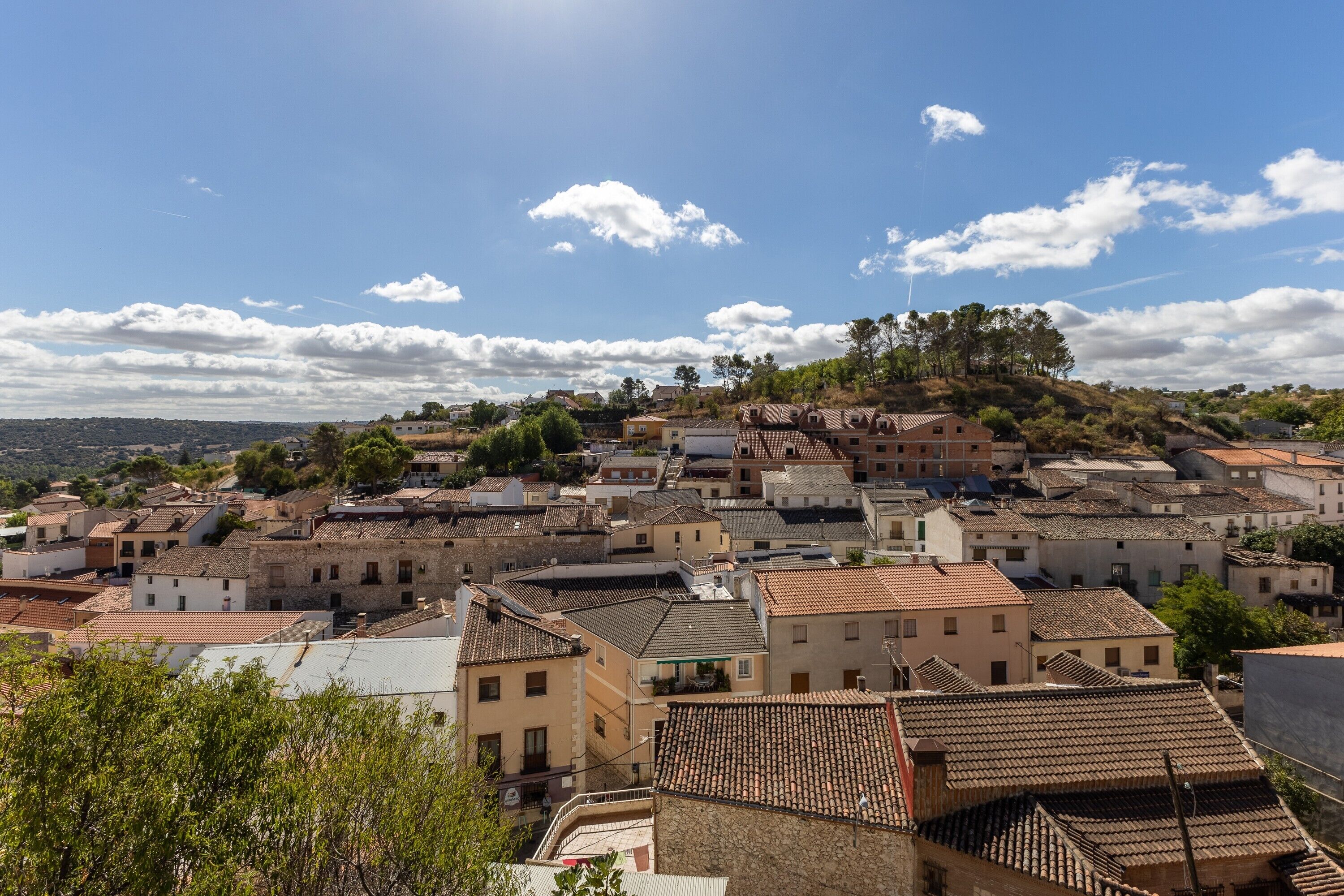 Un pueblo con arquitectura tradicional, edificios escalonados y vistas desde la colina.