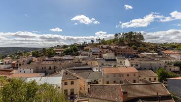 Un pueblo con arquitectura tradicional, edificios escalonados y vistas desde la colina.