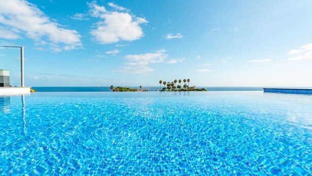 Outdoor pool - Where Serenity Meets Blue Horizons.  (Câmara de Lobos)