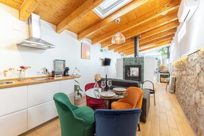 Interior - Apartment 'Apto Rural La Buganvilla' with Mountain Views, Wi-Fi and Air Conditioning (VALDELAGUNA)