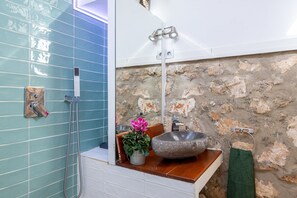 Douche, sèche-cheveux, serviettes fournies