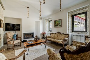 Una televisión, una chimenea