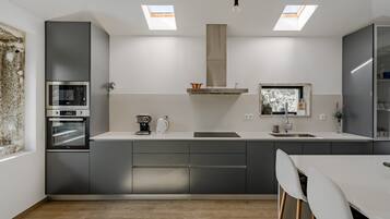 Kylskåp, mikrovågsugn, ugn och spishäll