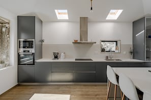 Frigorifero, microonde, forno, piano cottura