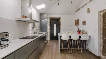 Kylskåp, mikrovågsugn, ugn och spishäll