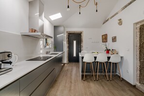 Frigorifero, microonde, forno, piano cottura