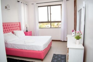 2 soverom, strykejern/-brett og sengetøy