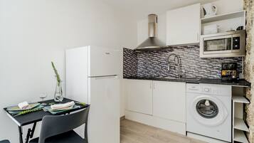 Een koelkast, een magnetron, een oven, een kookplaat