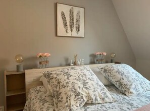 2 habitaciones y tabla de planchar con plancha 