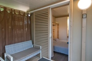 2 bedrooms, bed sheets - Holiday Home 'Chalet V Tout Equipé Proche Mer' with Shared Pool, Terrace and Air Conditioning (Pianottoli-Caldarello)