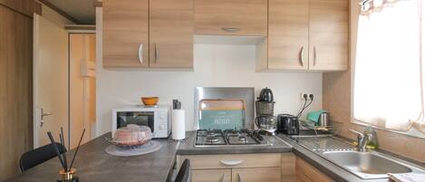 Kühlschrank, Mikrowelle, Herdplatte, Wasserkocher mit Kaffee-/Teezubehör