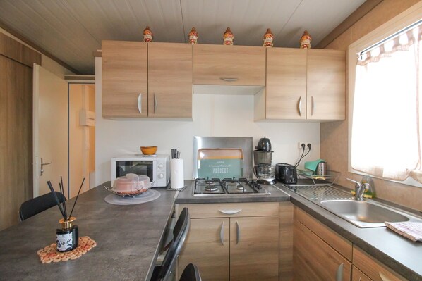 Kühlschrank, Mikrowelle, Herdplatte, Wasserkocher mit Kaffee-/Teezubehör