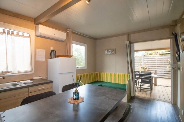 Interior - Holiday Home 'Chalet V Tout Equipé Proche Mer' with Shared Pool, Terrace and Air Conditioning (Pianottoli-Caldarello)