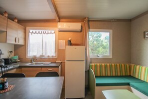 Kühlschrank, Mikrowelle, Herdplatte, Wasserkocher mit Kaffee-/Teezubehör