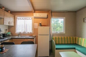 Kühlschrank, Mikrowelle, Herdplatte, Wasserkocher mit Kaffee-/Teezubehör