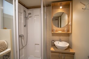 Dusche, Haartrockner, Handtücher