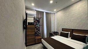 Standard Double Room | Desk, WiFi (free), bed sheets - DEV Hotel (Baku)