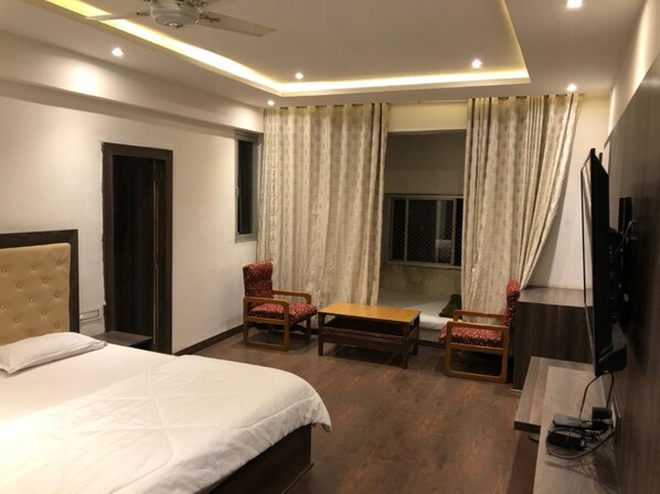 Deluxe Double Room, City View | Soundproofing, free WiFi, bed sheets