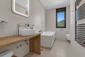 Sèche-cheveux, serviettes fournies, savon, papier toilette